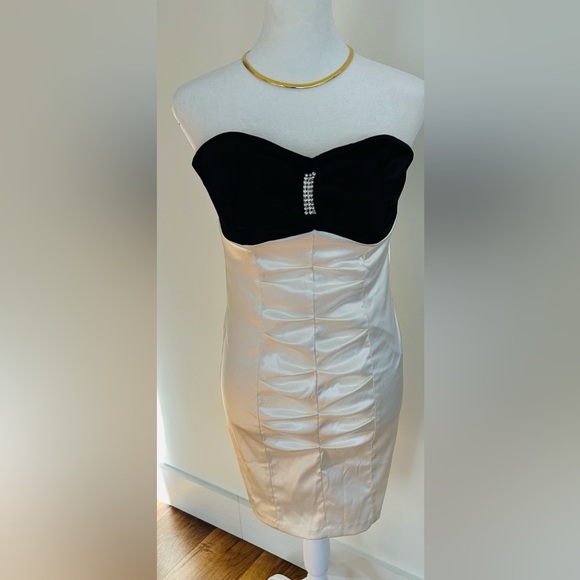 Black and Cream Strapless Dress with bow 
Holiday 80s glam girl vintage dress - Picture 4 of 10
